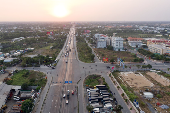Điểm giao đại lộ Nguyễn Văn Linh nối dài và đường Tân Túc tại trung tâm hành chính Bình Chánh